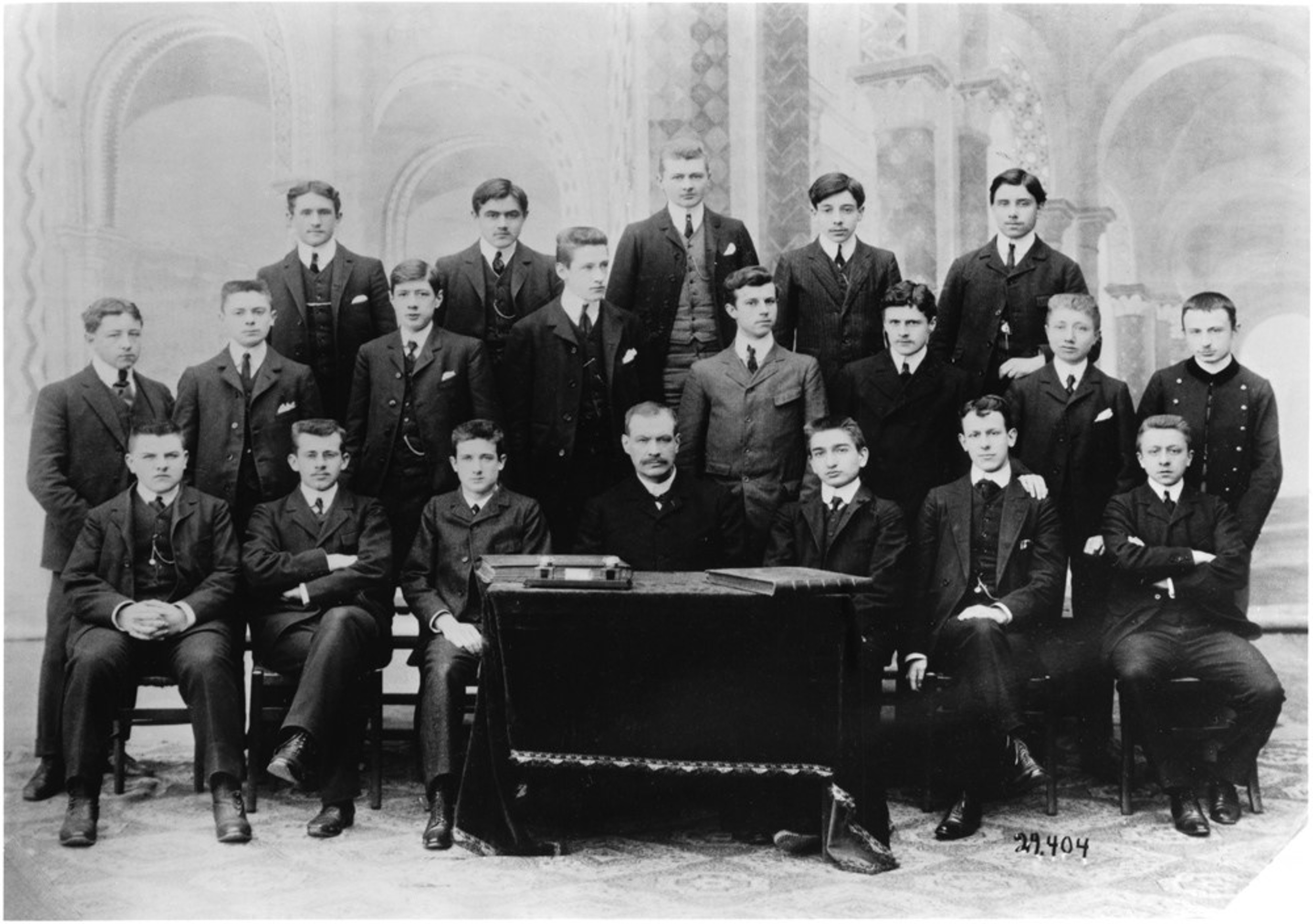 Photo de classe présentant Charles de Gaulle au collège de l'Immaculée conception durant l'année scolaire 1904-1905