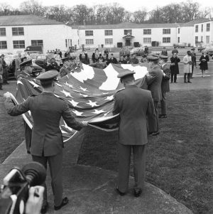 Photo du départ des troupes américaines du camp de Saint-Germain-en-Laye, mars 1967