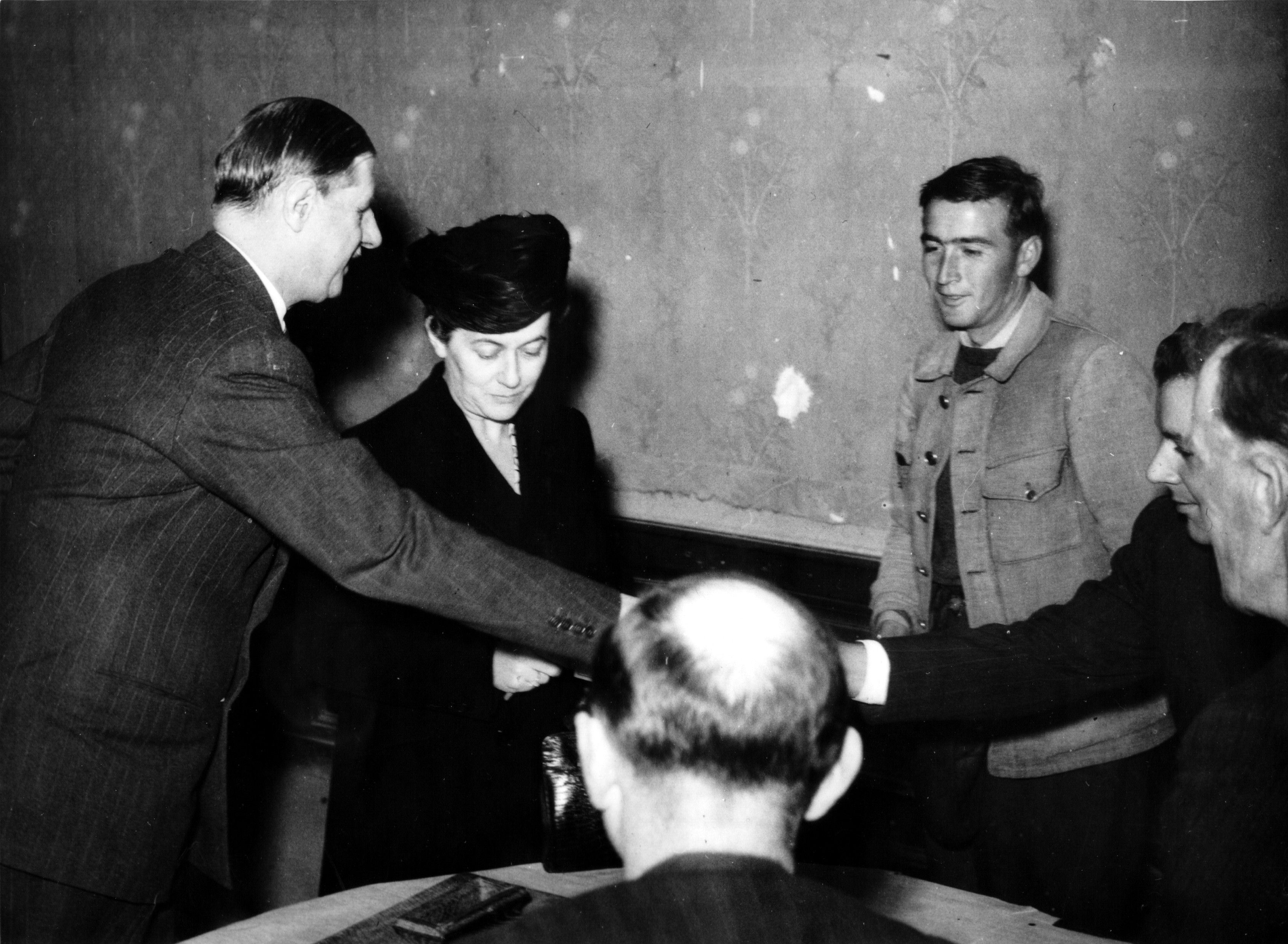 Photo d'Yvonne de Gaulle accompagnée du Général votant aux élections de 1945
